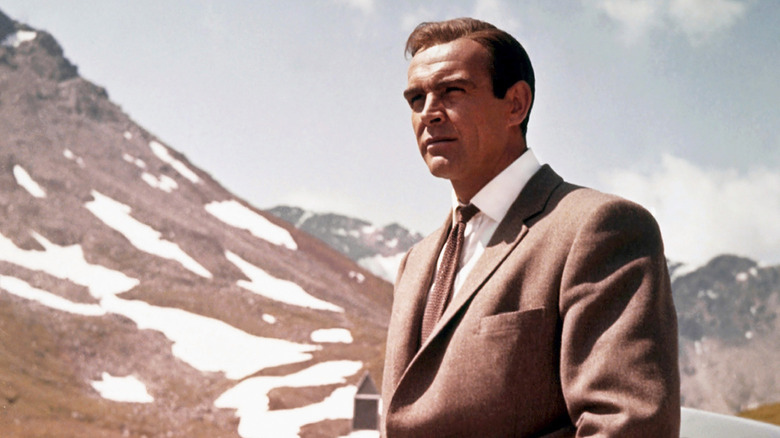 Sean Connery dans le rôle de l'original 007 près des montagnes