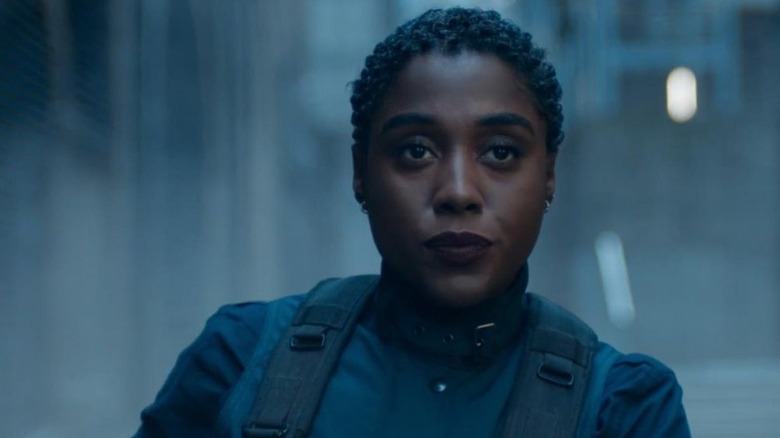 Nomi porte un équipement tactique et a l'air confiant dans No Time to Die
