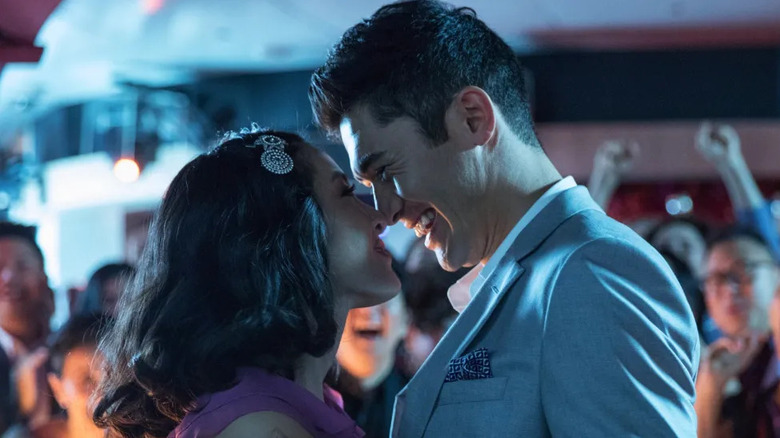 Rachel et Nick sourient en se touchant le nez 