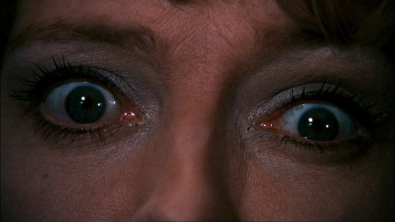Un très gros plan des yeux d'une victime grands ouverts sous le choc "Frénésie"