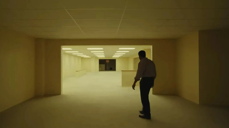 Clark regardant dans un couloir dans Backrooms