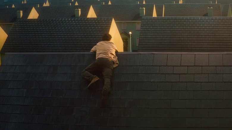 Tom grimpe sur le toit d'une maison 