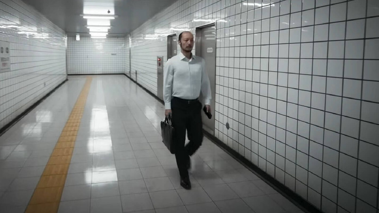 The Walking Man marche dans un couloir de métro 