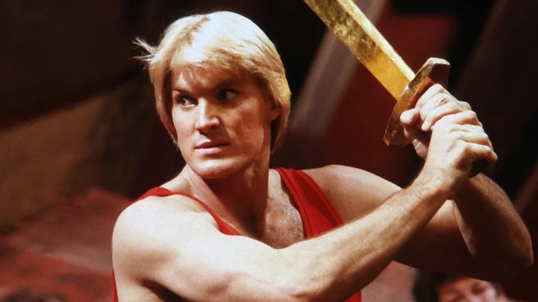 Flash Gordon avec une épée d'or dans 