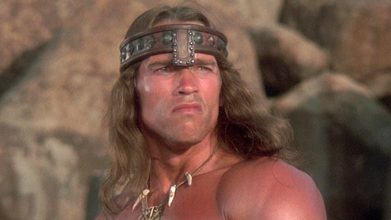 Conan regarde au loin 