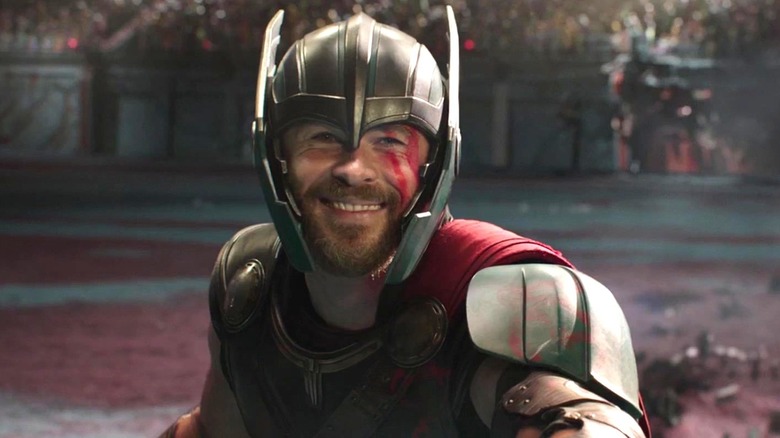 Thor souriant lors d'un combat de gladiateurs à Sakaar en 