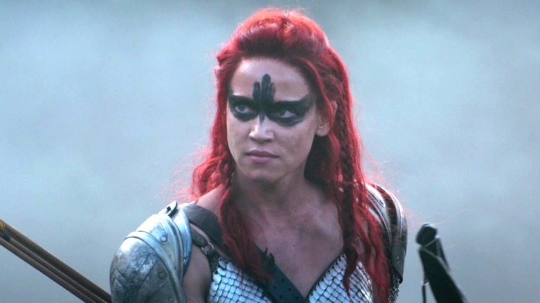 Sonja rouge portant une armure et du maquillage 