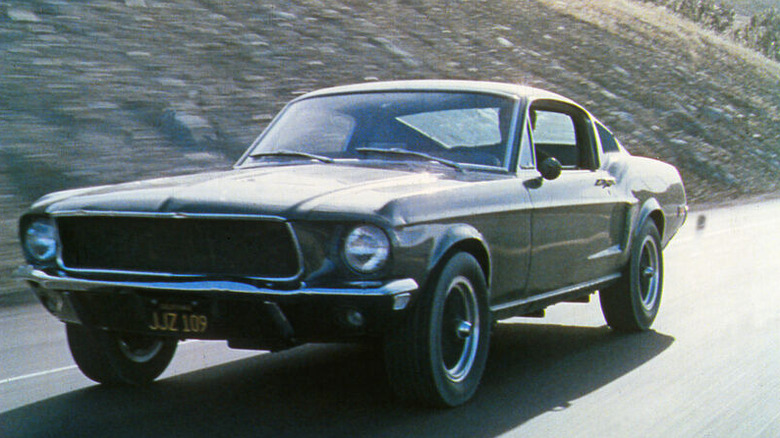 Frank Bullitt au volant d'une Mustang verte dans Bullitt (1968)