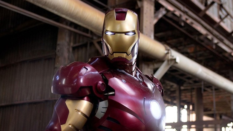 Iron Man debout stoïque dans Iron Man (2008)