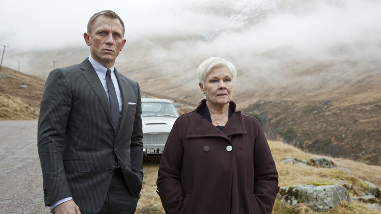 James Bond et M côte à côte sur une route de campagne dans Skyfall (2012)
