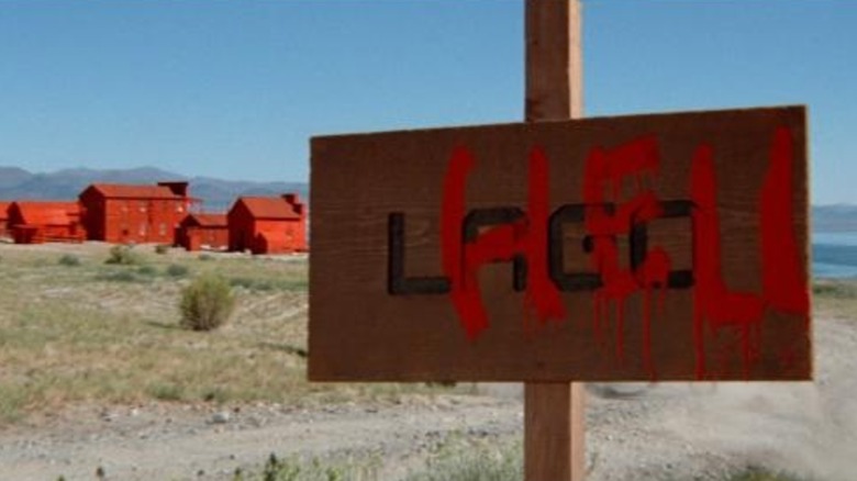 Le mot Enfer peint sur le panneau de la ville de Lago dans High Plains Drifter