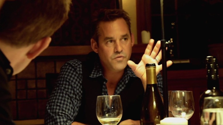 Mike parlant à table dans Coherence (2013)
