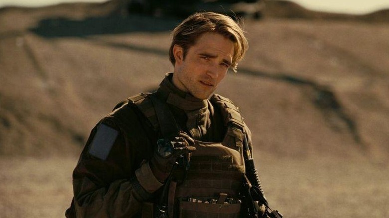 Neil portant un équipement militaire dans Tenet (2020)