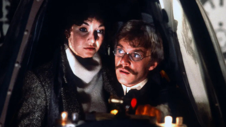 HG Wells et Amy Robbins dans la machine à voyager dans le temps 