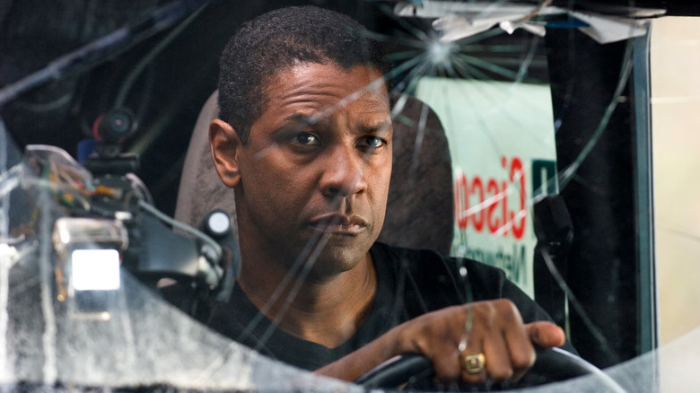 L'agent Doug Carlin au volant d'une voiture abattue 