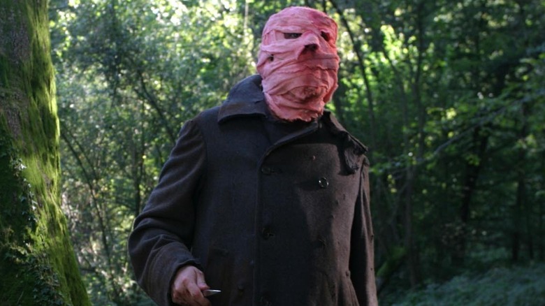 L'homme bandé dans la forêt 