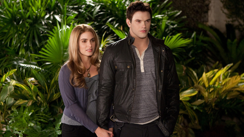 Emmett Cullen debout avec sa femme dans La saga Twilight : Breaking Dawn - Deuxième partie (2012)