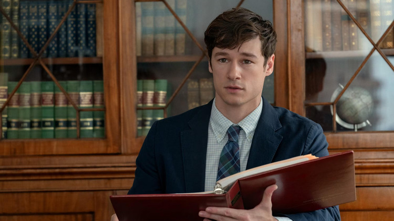 Brad a l'air confus avec un gros livre dans The Life List (2025)