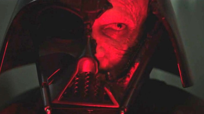 Un gros plan d'Anakin Skywalker vu à travers une pause dans le masque de Dark Vador "Obi-Wan Kenobi"