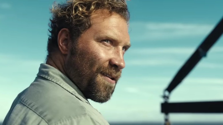 Bruce regarde par-dessus son épaule et sourit d'un air narquois, dans Dangerous Animals