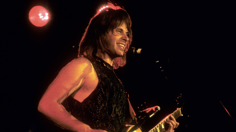 Nigel chante et joue de la guitare dans This Is Spinal Tap (1984)