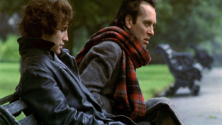 Marwood et Withnail assis sur un banc de parc dans Withnail et moi (1987)
