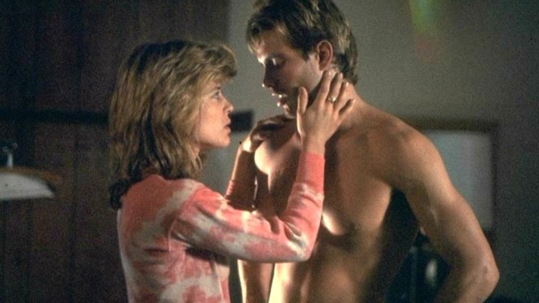 Sarah Connor saisissant le visage de Kyle Reese dans The Terminator