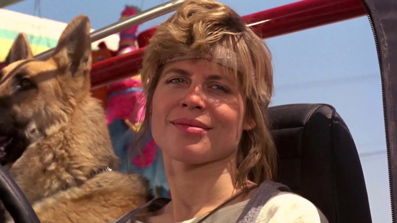 Sarah Connor souriante dans sa voiture avec son chien dans The Terminator