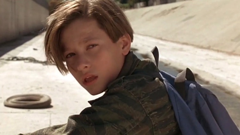 Le jeune John Connor semble confus dans Terminator 2 : Judgment Day
