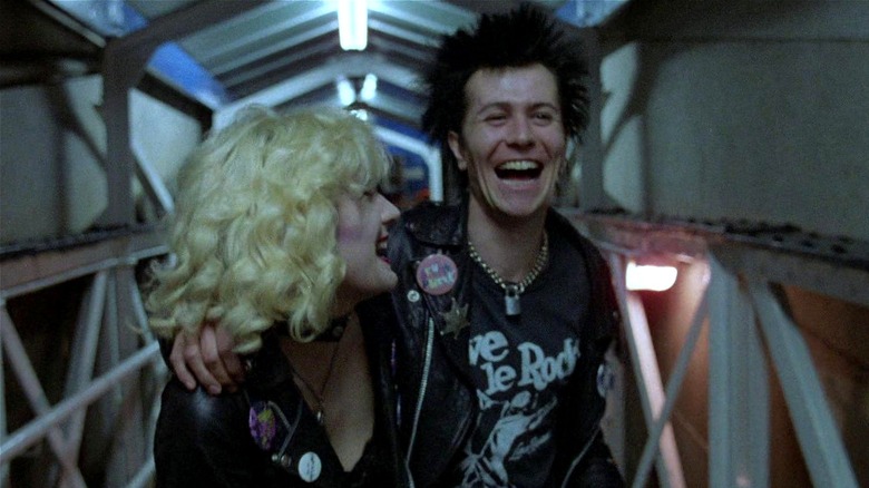 Sid et Nancy rient ensemble dans un tunnel 
