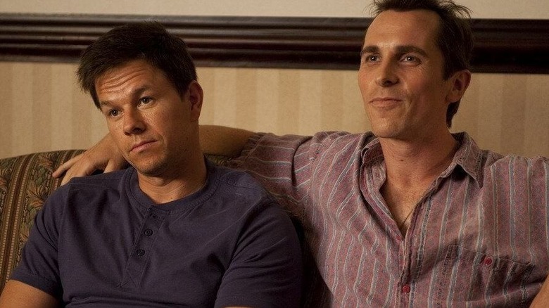 Dicky avec son bras autour de Mickey dans The Fighter (2010)