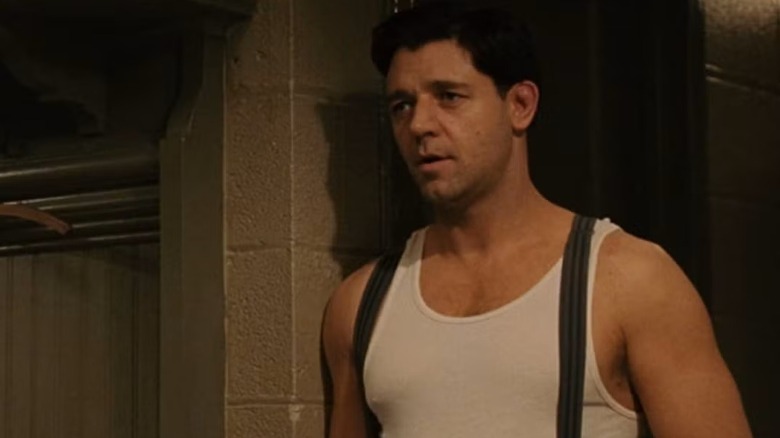 James en maillot de corps blanc et bretelles dans Cinderella Man (2005)