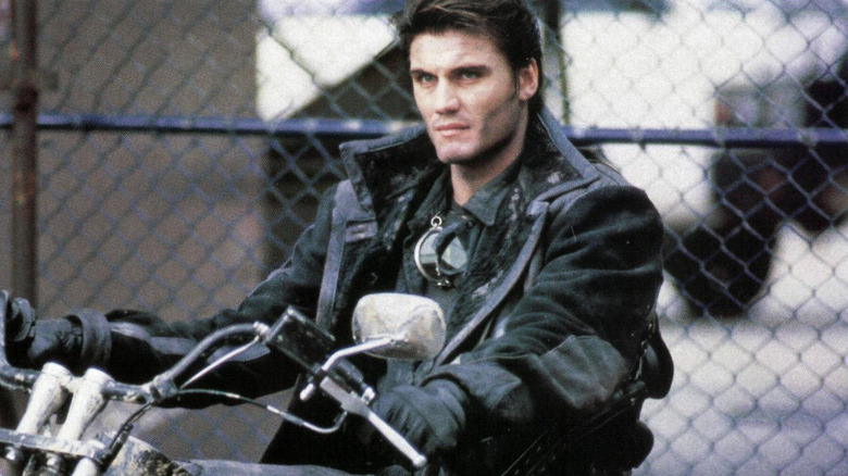 Frank Castle assis sur une moto 