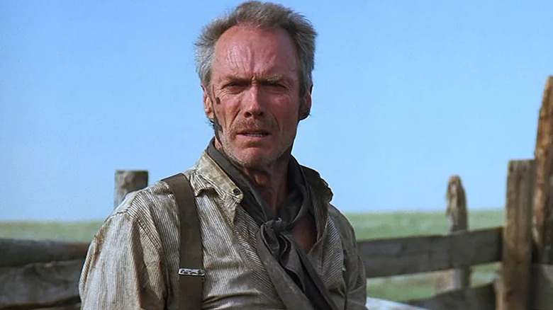 William Munny regarde dans un champ dans Unforgiven (1992)