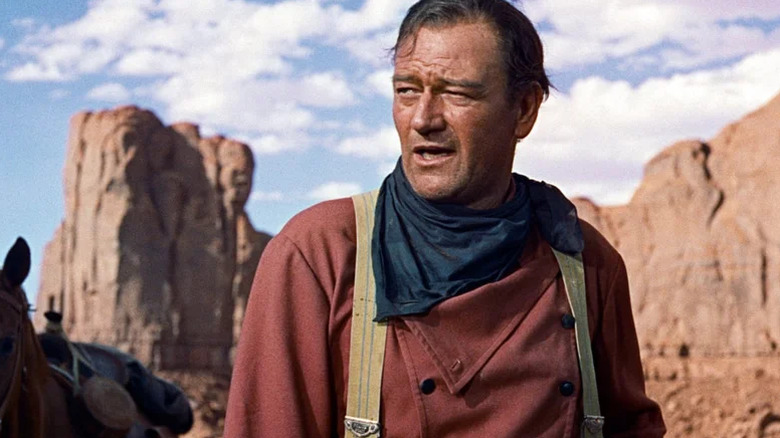 Ethan Edwards regarde le désert dans The Searchers (1956)