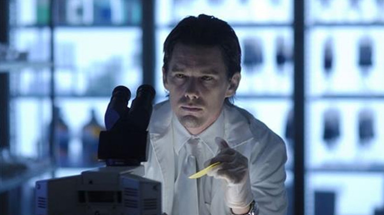 Edward Dalton examine son microscope 