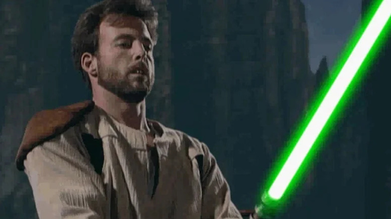 Kyle Katarn tenant un sabre laser vert 