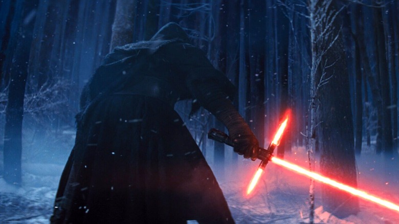 Kylo Ren de dos, brandissant son sabre laser, en 