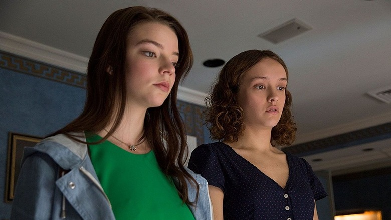 Lily et Amanda regardent quelque chose dans Pur-sang