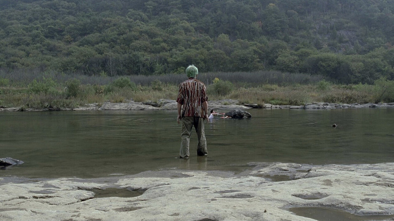 Ryu debout dans une rivière en signe de sympathie pour M. Vengeance