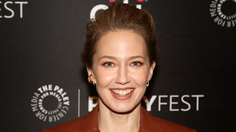 Carrie Coon souriante