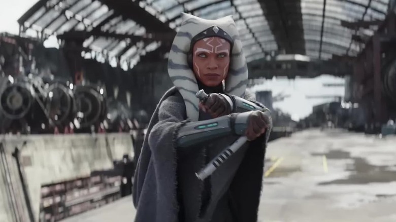 Ahsoka Tano sort ses sabres laser dans Ahsoka (2023)
