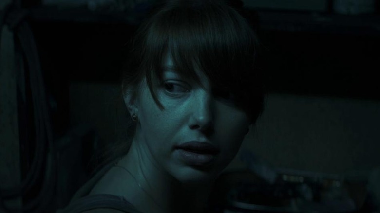 Sarah O'Neill baigne dans la lumière bleue dans The Hole in the Ground