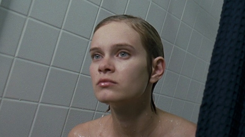 Claire sous la douche dans The Innkeepers