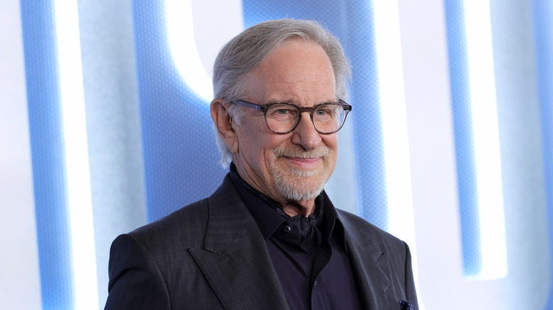 Steven Spielberg souriant sur un tapis rouge pour 