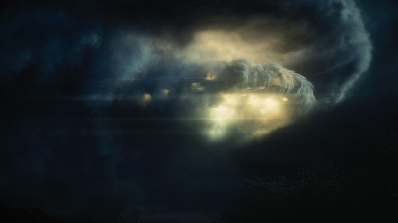 Un OVNI émergeant des nuages 