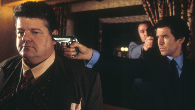 Zoukovsky tenu sous la menace d'une arme par Bond