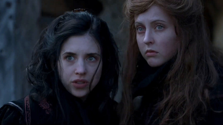 Brigitte et Ginger debout ensemble dans Ginger Snaps Back: The Beginning