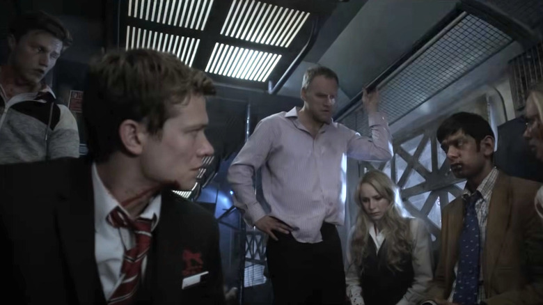 Les gens dans le train ont l'air inquiets dans Howl (2015)