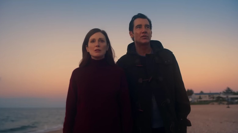 Lisey et Scott Landon debout sur une plage au coucher du soleil, regardant au loin "L'histoire de Lisey"